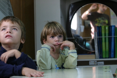 Niños y niñas también aprenden en la escuela el valor del tiempo para sí y para los demás. Fuente: Banco de imágenes del CNICE